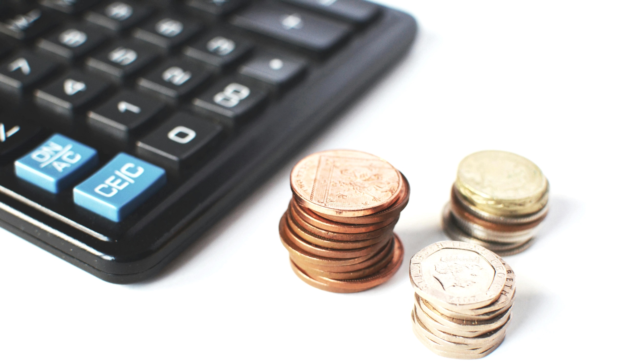 مشاور مالی کسی است که به افراد و صاحبان کسب و کار‌ها و مدیران شرکت‌ها و سازمان‌ها راهنمایی‌های لازم برای سرمایه گذاری و پیشبرد اهداف مالی ارائه می‌دهد. انجام کارها و پیاده کردن مشاوره‌ها به عهده خود شرکت است و نقش مشاور تنها به عنوان راهنماست.